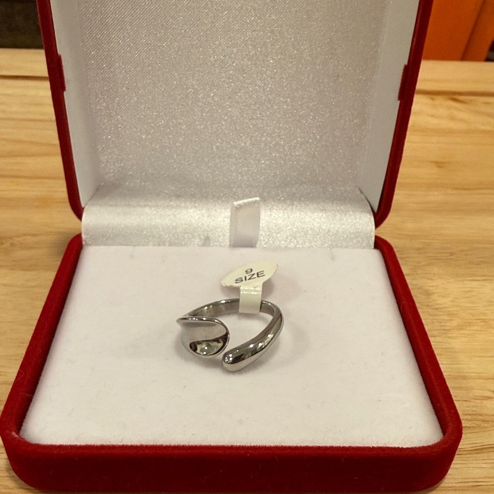 Peruvian Surgical Steel Bypass Ring – Size 9, Tarnish Resistant, NWOT